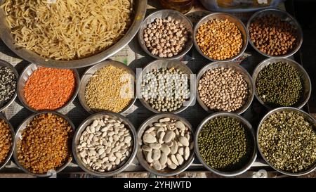 Linsen, Bohnen und Hülsen in einem Geschäft in der Altstadt von Bhavnagar, Gujarat, indien Stockfoto