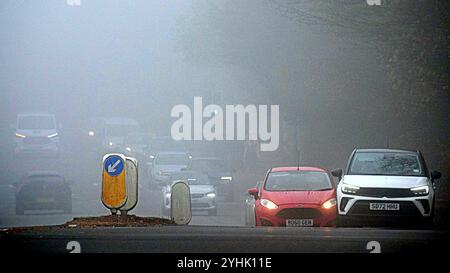 Glasgow, Schottland, Großbritannien. November 2024. Wetter in Großbritannien: Herbstwetter antizyklisch düstere Wolke, als ein schwerer Nebel über der Stadt abstieg, während die Temperaturen abstürzten. Credit Gerard Ferry/Alamy Live News Stockfoto