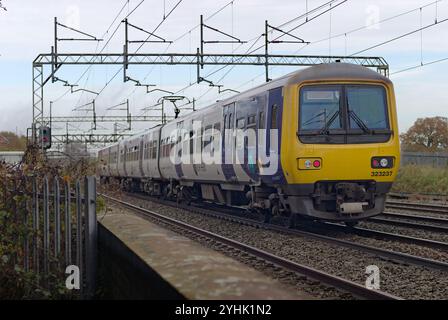 Klasse 323 Emu auf einer Linie von Crewe nach Manchester in Chelford, Cheshire Stockfoto