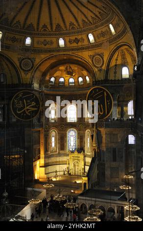 Istanbul, Türkei. Hagia Sophia. Errichtet von Kaiser Justinian und seiner Frau Theodora. Erbaut zwischen 532-537 von den Architekten Anthemius von Tralles und Isidor von Milet. Innenansicht. Stockfoto