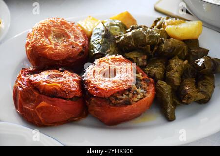 Dolmades, griechische Dolmades, gefüllte Traubenblätter, traditionelle griechische Gerichte, griechische gefüllte Tomaten, griechische Küche, mediterrane Küche, griechische Küche, Stockfoto