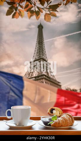 Kaffee mit Croissants mit dem Symbol des Eiffelturms und der französischen Nationalflagge in Paris, Frankreich Stockfoto