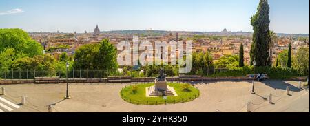 ROM, ITALIEN - 11. MAI 2022: Panoramablick von der Terrasse Viale del Belvedere. Stockfoto