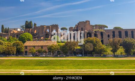 ROM, ITALIEN - 12. MAI 2022: Blick auf den Palatin von der anderen Seite des Circus Maximus Stadions. Stockfoto