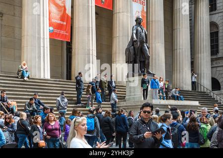 New York, USA - 15. April 2017: Touristen treffen sich an den Stufen der Federal Hall, einem historischen Wahrzeichen im Finanzdistrikt. Stockfoto