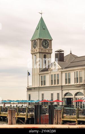 New York, USA - 15. April 2017: Historischer Uhrenturm und Pier mit farbenfrohen Regenschirmen. Stockfoto