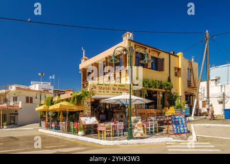 RHODOS, GRIECHENLAND - 5. JULI 2022: Kaufen Sie auf dem Platz des Dorfes Psinthos im Inneren der Insel. Stockfoto