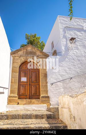 LINDOS, RHODOS - GRIECHENLAND - 6. JULI 2022: Blick auf die Straße des historischen Zentrums. Stockfoto