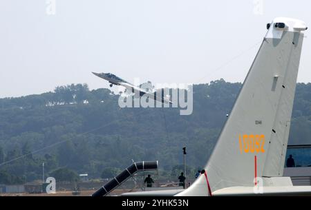 (241112) -- ZHUHAI, 12. November 2024 (Xinhua) -- Ein russischer Su-57-Kampfflugzeug nimmt am 12. November 2024 an einem Auftritt während der Airshow China in Zhuhai, südchinesischer Provinz Guangdong Teil. Die 15. China International Aviation and Aerospace Exhibition, auch bekannt als Airshow China, startete am Dienstag in Zhuhai. Zu den Höhepunkten zählten Chinas J-20 und J-35A Tarnjets sowie Russlands Su-57-Kampfflugzeug, die Flugshows nacheinander inszenierten. Dies ist das erste Mal, dass die drei Arten von Tarnjägern aus China und Russland gleichzeitig in der Airshow China ausgestellt werden. (X Stockfoto