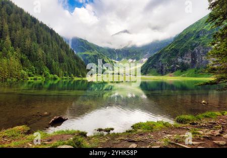 Herrliche Tour Hintersee mit Wasserfällen und österreichischen Alpen, hohe Tauern Landschaft mit Berg und See Stockfoto