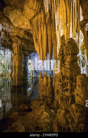 Riesige Stalaktiten und unterirdischer See, Tropfsteinhöhle, Grotta di Nettuno, Neptungrotte, Capo Caccia, in der Nähe von Alghero, Sardinien, Italien, Europa Stockfoto