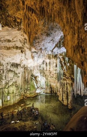 Riesige Stalaktiten und unterirdischer See, Tropfsteinhöhle, Grotta di Nettuno, Neptungrotte, Capo Caccia, in der Nähe von Alghero, Sardinien, Italien, Europa Stockfoto