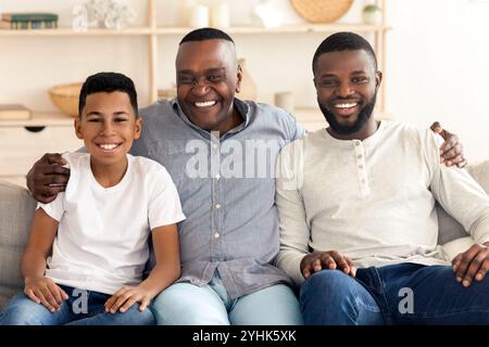 Fröhliche Familienmitglieder Posieren Zu Hause Vor Der Kamera Stockfoto