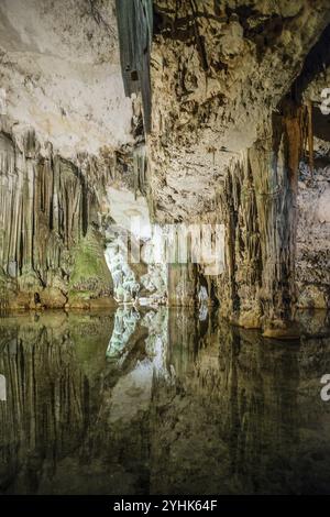 Riesige Stalaktiten und unterirdischer See, Tropfsteinhöhle, Grotta di Nettuno, Neptungrotte, Capo Caccia, in der Nähe von Alghero, Sardinien, Italien, Europa Stockfoto