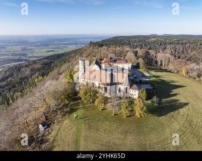 Aus der Vogelperspektive auf den 983 Meter hohen Dreifaltigkeitsberg im Stadtteil Spaichingen mit der Wallfahrtskirche, der Dreifaltigkeitskirche und der ehemaligen mona Stockfoto