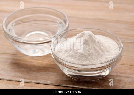 Mischung aus Essig und Natron in Glasschalen. Stockfoto