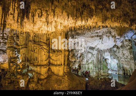 Riesige Stalaktiten und unterirdischer See, Tropfsteinhöhle, Grotta di Nettuno, Neptungrotte, Capo Caccia, in der Nähe von Alghero, Sardinien, Italien, Europa Stockfoto