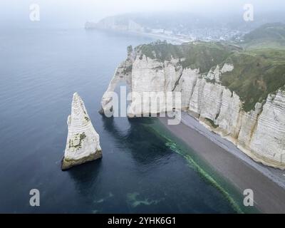 Luftaufnahme von La Porte d'Aval und l'Aiguille an der Alabasterküste bei leichtem Nebel, Etretat, Normandie, Frankreich, Europa Stockfoto