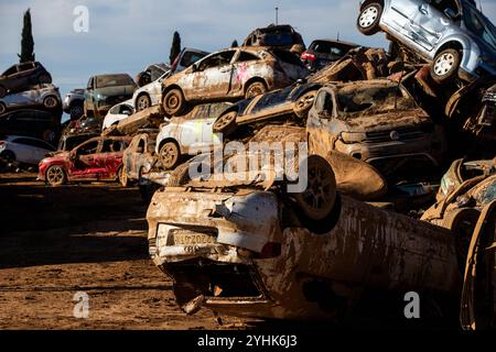 Gestapelte Autos nach einer Flut Stockfoto