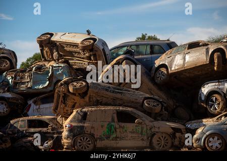 Gestapelte Autos nach einer Flut Stockfoto