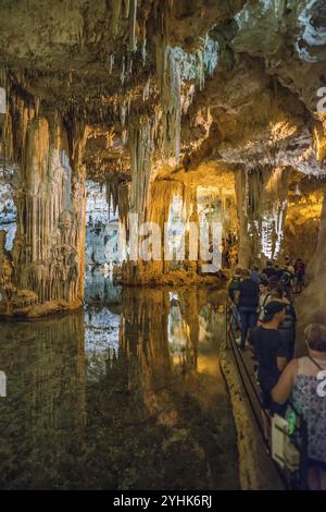 Riesige Stalaktiten und unterirdischer See, Tropfsteinhöhle, Grotta di Nettuno, Neptungrotte, Capo Caccia, in der Nähe von Alghero, Sardinien, Italien, Europa Stockfoto