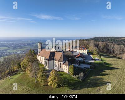 Aus der Vogelperspektive auf den 983 Meter hohen Dreifaltigkeitsberg im Stadtteil Spaichingen mit der Wallfahrtskirche, der Dreifaltigkeitskirche und der ehemaligen mona Stockfoto