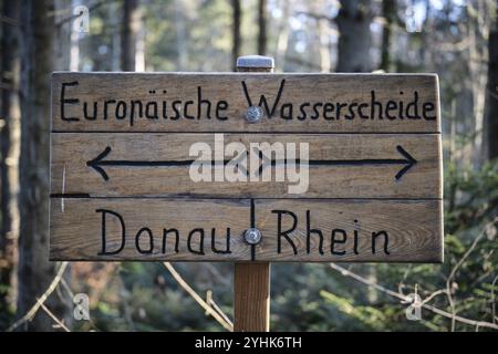 Schild und geologischer Marker mit der Inschrift Europäisches Wasserscheide, Donau und Rhein auf dem 980 Meter hohen Klippeneck am Westrand der Schwaben Stockfoto