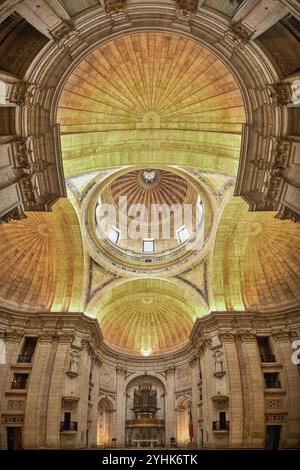 Kirche Santa Engracia in nationales Pantheon, Zentralkreuz und Schiffe polychromte Marmormuster und Pfeifenorgel, Lissabon, Portugal, EU Stockfoto