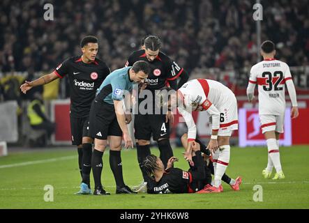 Atakan Karazor VfB Stuttgart (16) bei Hugo Ekitike Eintracht Frankfurt SGE (11) verletzt Tuta Eintracht Frankfurt SGE (35) Robin Koch Eintracht F. Stockfoto