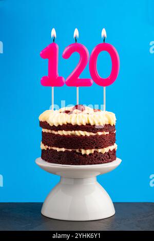 Rote Samtgeburtstorte mit Kerze Nummer 120 Stockfoto