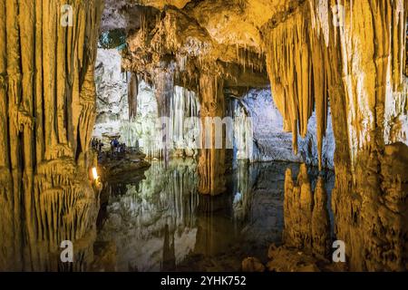 Riesige Stalaktiten und unterirdischer See, Tropfsteinhöhle, Grotta di Nettuno, Neptungrotte, Capo Caccia, in der Nähe von Alghero, Sardinien, Italien, Europa Stockfoto