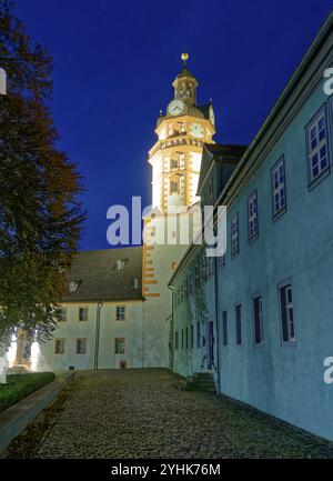 Schloss Ehrenstein, ein gut erhaltenes Renaissanceschloss, beleuchtet in der Abenddämmerung. Ohrdruf, Thüringen, Deutschland, Europa Stockfoto