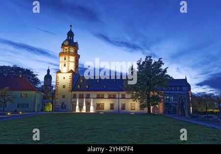 Schloss Ehrenstein, ein gut erhaltenes Renaissanceschloss mit Schlosspark, beleuchtet in der Abenddämmerung. Ohrdruf, Thüringen, Deutschland, Europa Stockfoto