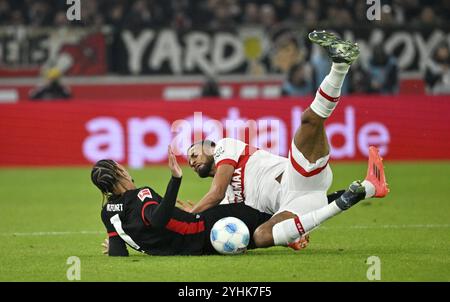 Tackle, Action, Foul, Josha Vagnoman VfB Stuttgart (04) gegen Hugo Ekitike Eintracht Frankfurt SGE (11) MHPArena, MHP Arena Stuttgart, Baden-Württemberg Stockfoto