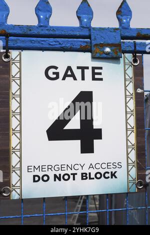 Nahaufnahme des aufgestellten Notzugangstors 4 nicht blockieren Hinweisschild auf blau lackiertem Stahl- und Maschendrahtzaun, Old Montreal, Quebec, Kanada, Stockfoto