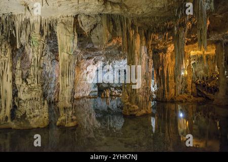 Riesige Stalaktiten und unterirdischer See, Tropfsteinhöhle, Grotta di Nettuno, Neptungrotte, Capo Caccia, in der Nähe von Alghero, Sardinien, Italien, Europa Stockfoto
