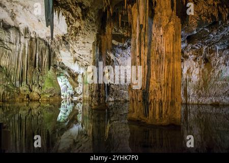 Riesige Stalaktiten und unterirdischer See, Tropfsteinhöhle, Grotta di Nettuno, Neptungrotte, Capo Caccia, in der Nähe von Alghero, Sardinien, Italien, Europa Stockfoto