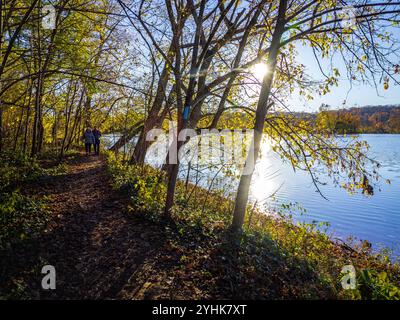 Wanderer auf dem River Trail, um die herbstlichen Farben des Potomac River zu sehen. Stockfoto