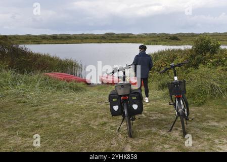 Radfahrer an einem See in Dänemark Stockfoto