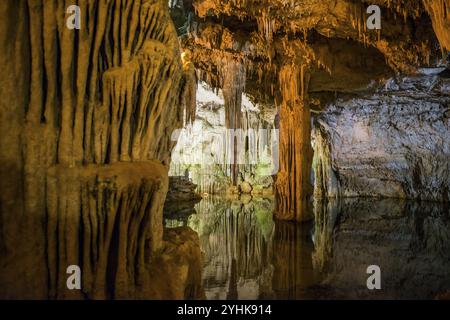 Riesige Stalaktiten und unterirdischer See, Tropfsteinhöhle, Grotta di Nettuno, Neptungrotte, Capo Caccia, in der Nähe von Alghero, Sardinien, Italien, Europa Stockfoto
