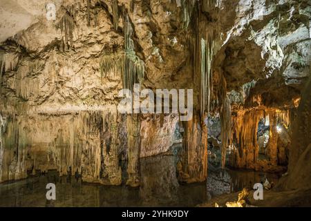 Riesige Stalaktiten und unterirdischer See, Tropfsteinhöhle, Grotta di Nettuno, Neptungrotte, Capo Caccia, in der Nähe von Alghero, Sardinien, Italien, Europa Stockfoto