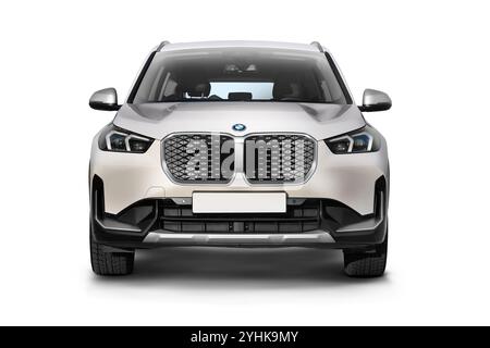 Izmir, Türkei - 11. November 2024: Studio-Aufnahme eines perlweißen elektrischen BMW IX1 E-Drive-SUV vor weißem Hintergrund, der sein elegantes Design zeigt Stockfoto