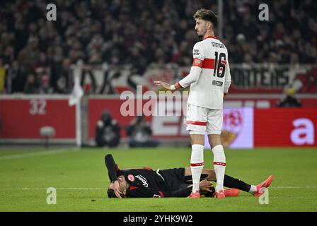 Atakan Karazor VfB Stuttgart (16) mit Hugo Ekitike Eintracht Frankfurt SGE (11) verletzt Verletzung MHPArena, MHP Arena Stuttgart, Baden-Württemberg, Ger Stockfoto