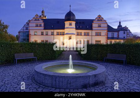 Schloss Ehrenstein, ein gut erhaltenes Renaissanceschloss mit Burggarten und Brunnen, beleuchtet in der Abenddämmerung. Ohrdruf, Thüringen, Deutschland, Europa Stockfoto