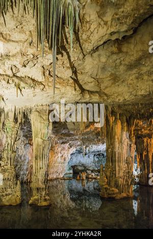 Riesige Stalaktiten und unterirdischer See, Tropfsteinhöhle, Grotta di Nettuno, Neptungrotte, Capo Caccia, in der Nähe von Alghero, Sardinien, Italien, Europa Stockfoto