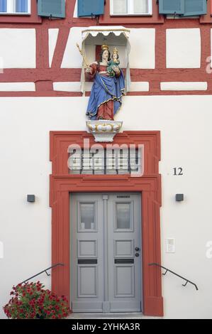 Figur eines heiligen über der Haustür eines Wohnhauses, Iphofen, Unterfranken, Bayern, Deutschland, Europa Stockfoto