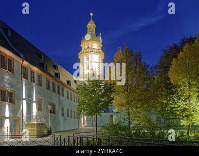 Schloss Ehrenstein, ein gut erhaltenes Renaissanceschloss mit Schlosspark, beleuchtet in der Abenddämmerung. Ohrdruf, Thüringen, Deutschland, Europa Stockfoto