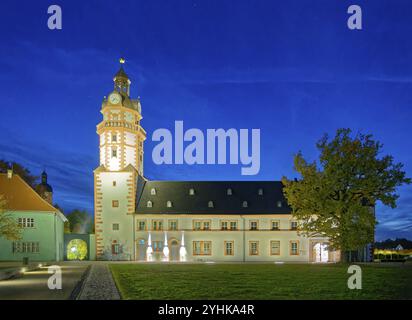 Schloss Ehrenstein, ein gut erhaltenes Renaissanceschloss mit Schlosspark, beleuchtet in der Abenddämmerung. Ohrdruf, Thüringen, Deutschland, Europa Stockfoto