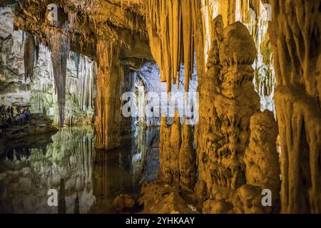 Riesige Stalaktiten und unterirdischer See, Tropfsteinhöhle, Grotta di Nettuno, Neptungrotte, Capo Caccia, in der Nähe von Alghero, Sardinien, Italien, Europa Stockfoto