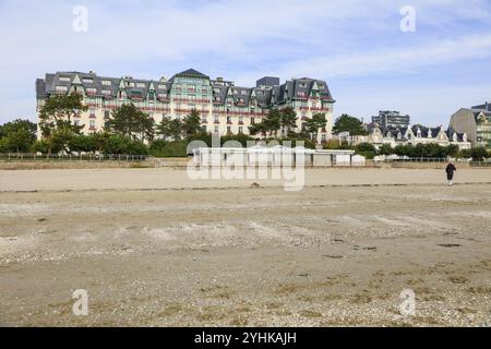 Grand Hotel Eremitage im englischen Tudor-Stil an der lido-Promenade, La Baule-Escoublac lido, Loire-Atlantique, Pays de la Loire Region, Fra Stockfoto